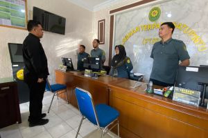 Morning Briefing Petugas PTSP oleh Kasubbag Umum dan Keuangan Pengadilan Agama Sidikalang